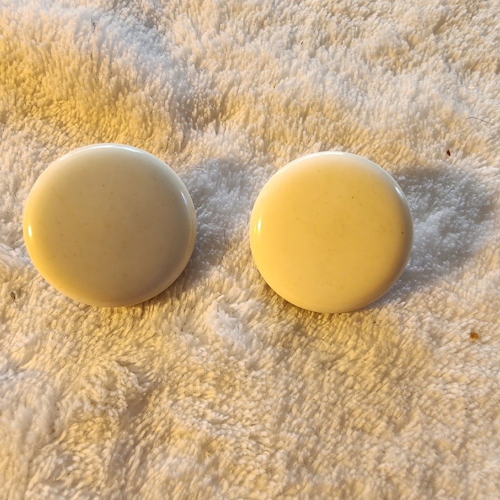 Vintage Lisner White Thermoset Clip-On Earrings – Classic 1950s Mod Statement